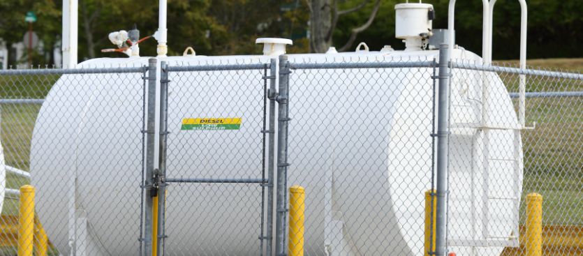 Cómo inspeccionar el interior de un tanque de combustible